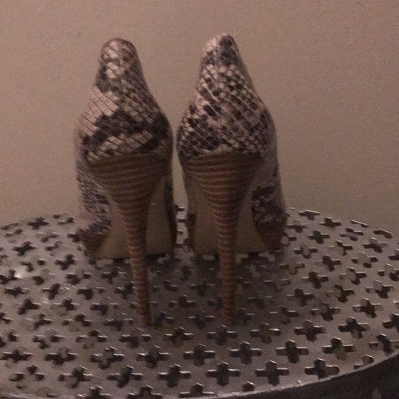 Snake skin print platform heals - Picture 3 of 8